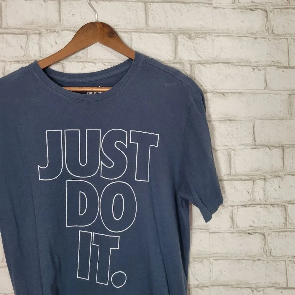 NIKE short sleeve graphic tee
